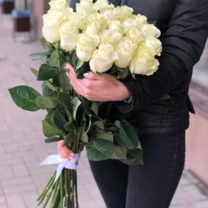 25 белых голландских роз