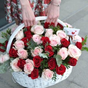 55 роз в корзине