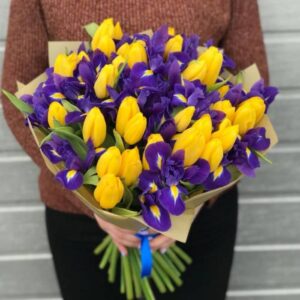 Букет из желтых тюльпанов и ирисов