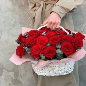 Красная роза в корзине